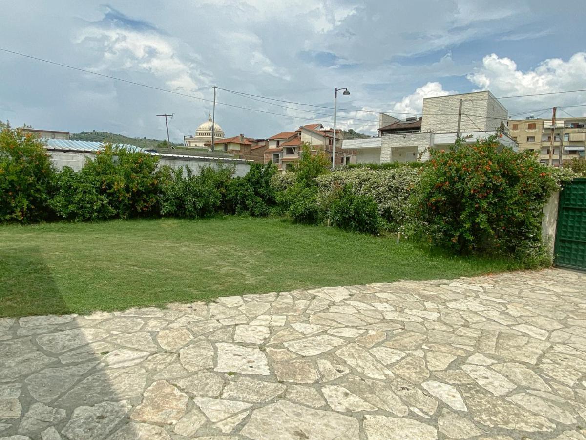 Guesthouse Niko Berat Exterior foto
